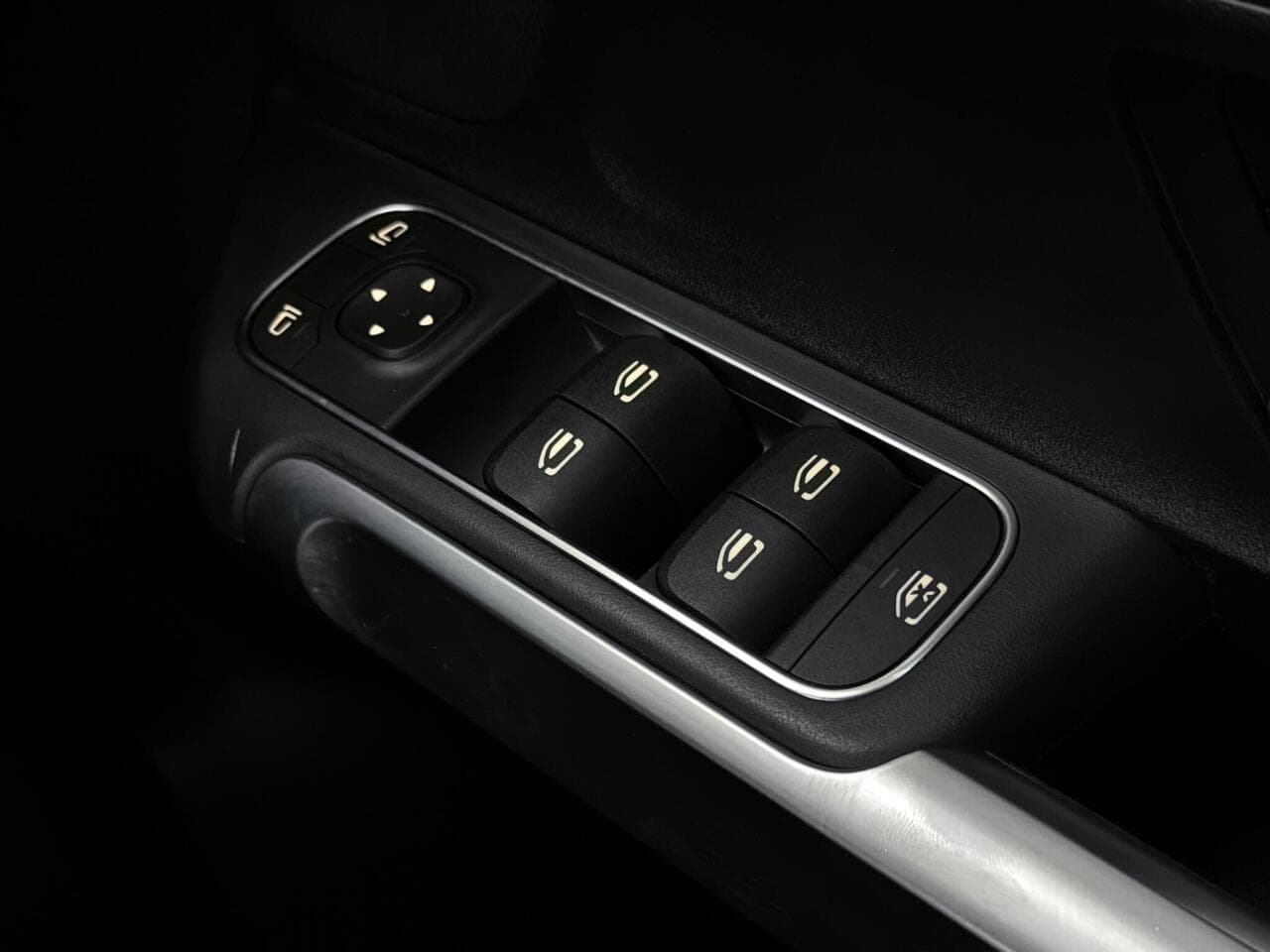 Mercedes-Benz GLB thumbnail Misc Controls