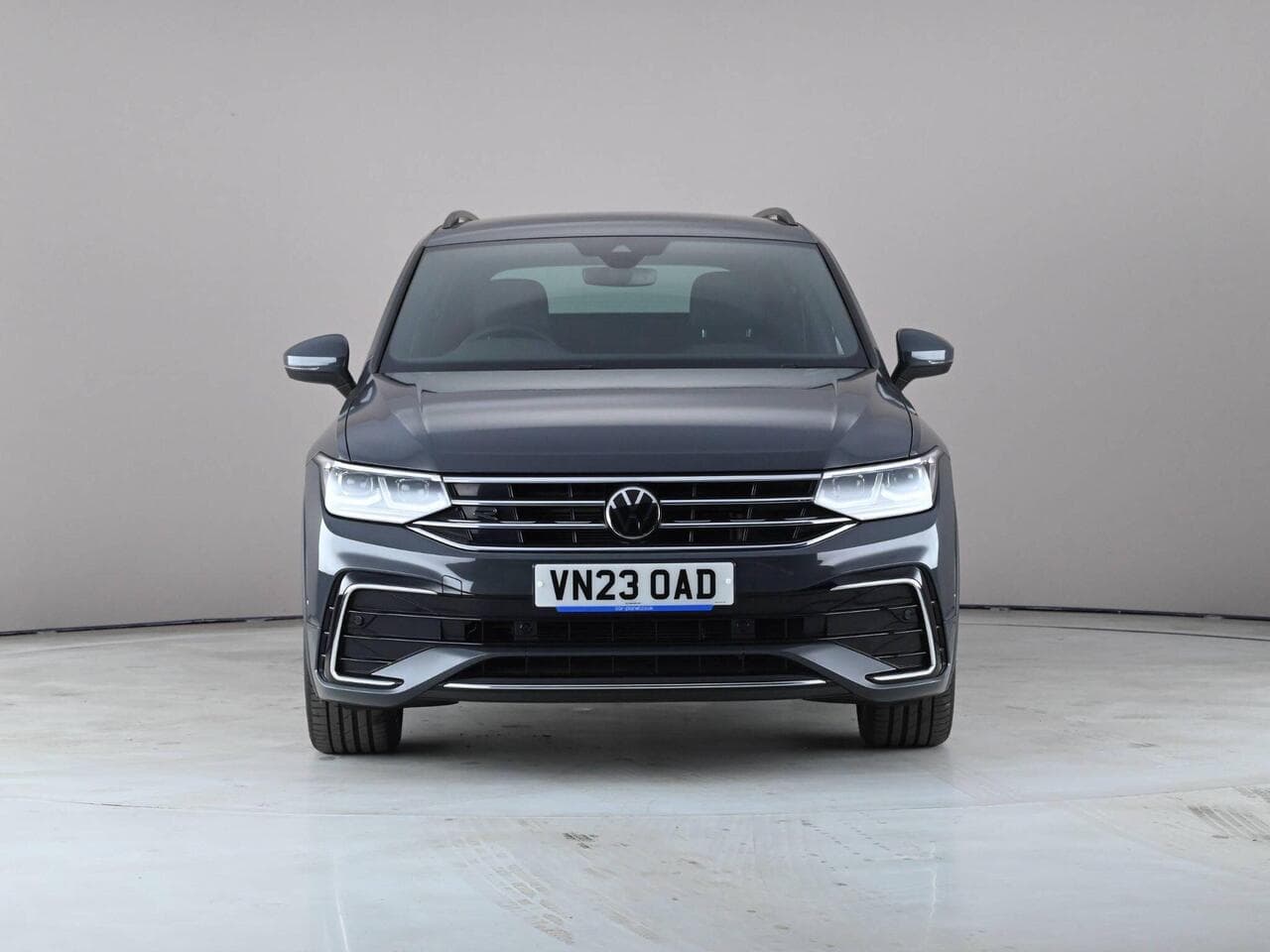 Volkswagen Tiguan thumbnail Front