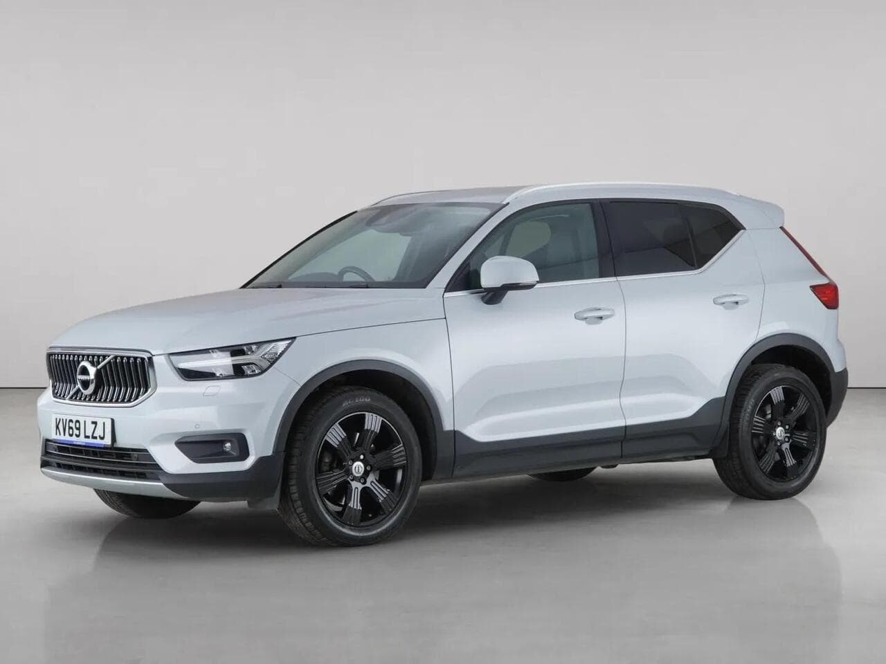 Volvo XC40 thumbnail Front Left