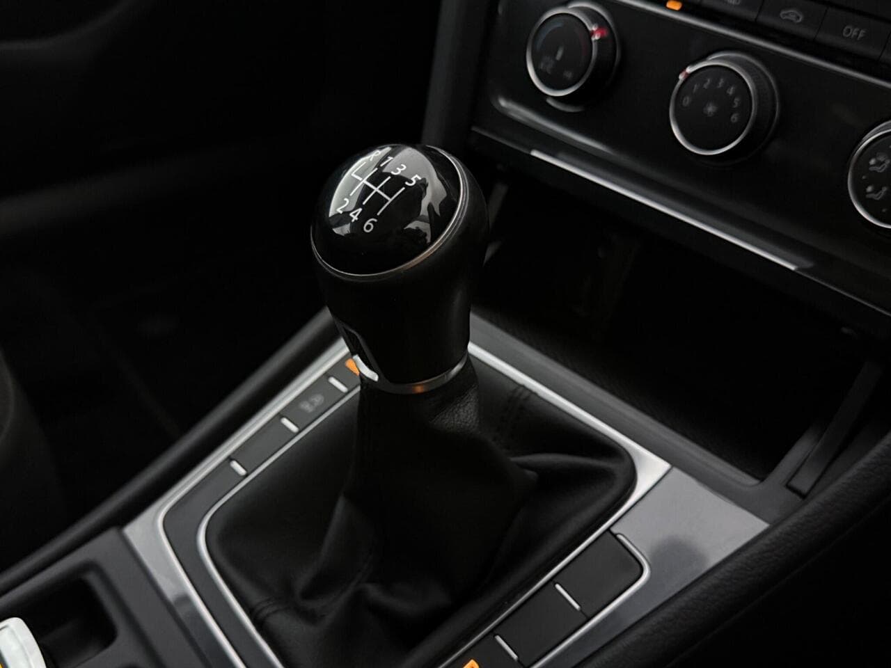 Volkswagen Golf thumbnail Interior Front