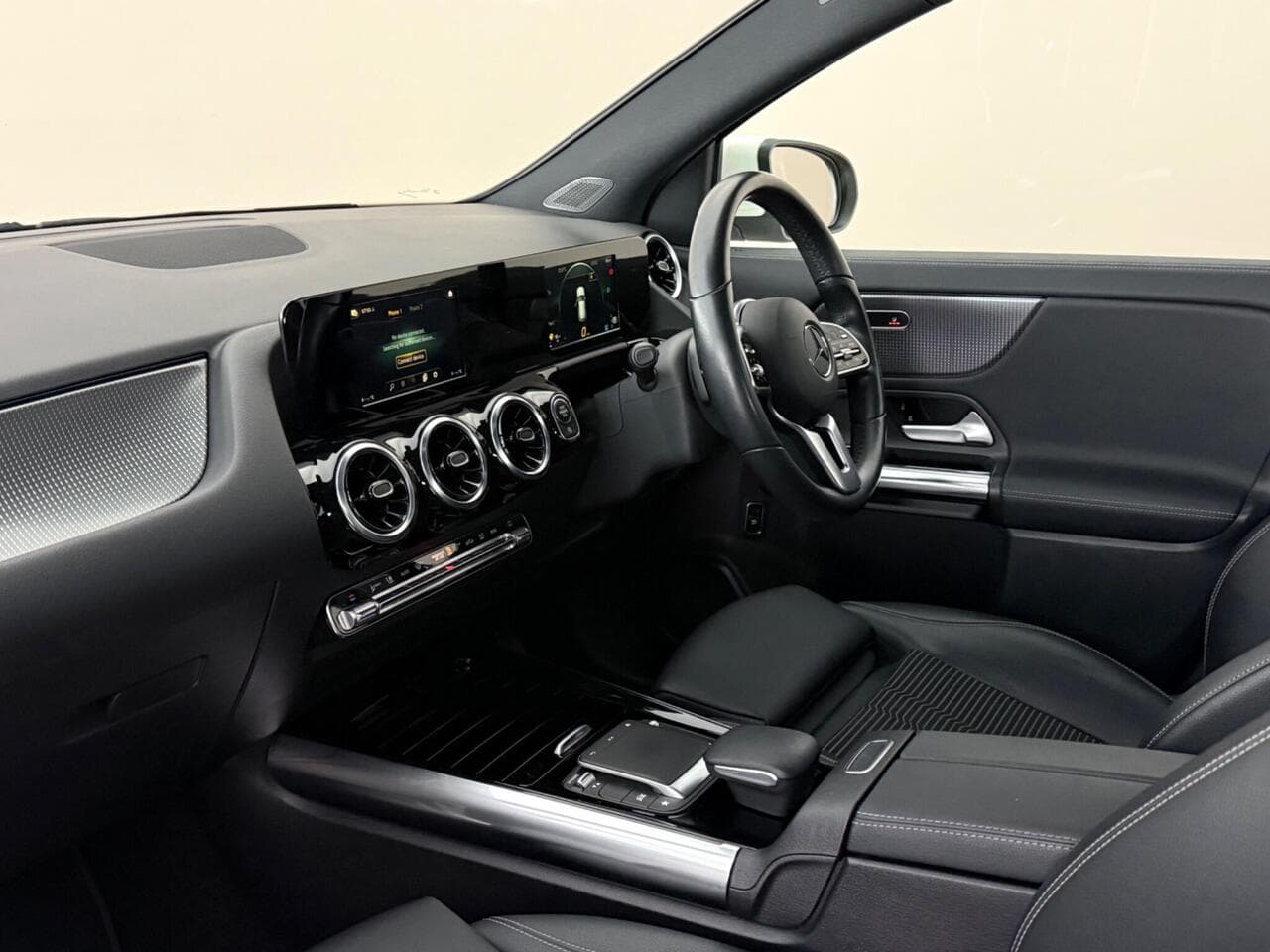 Mercedes-Benz GLA thumbnail Interior Front