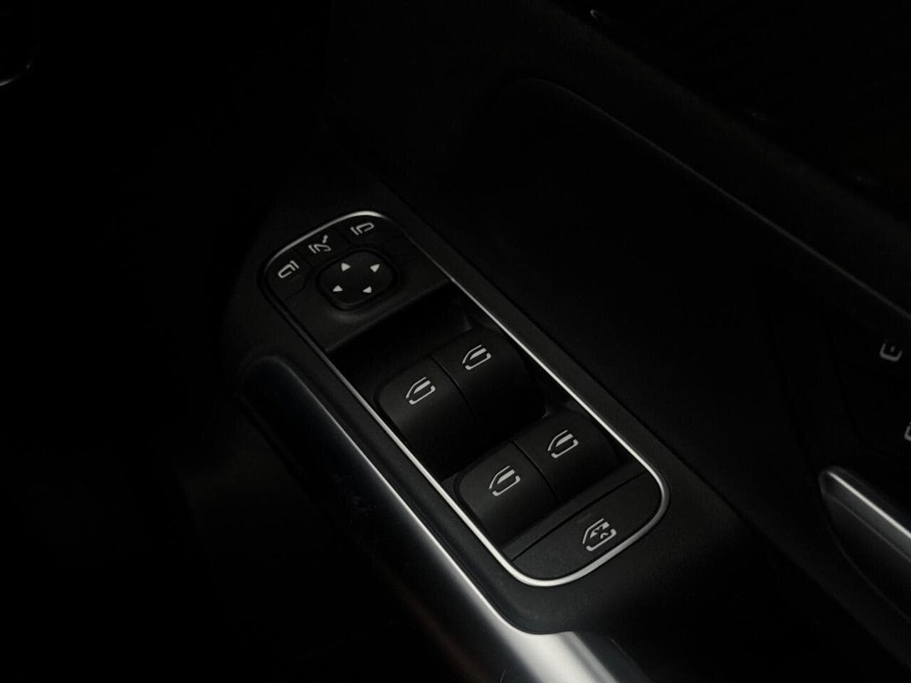 Mercedes-Benz GLA thumbnail Misc Controls