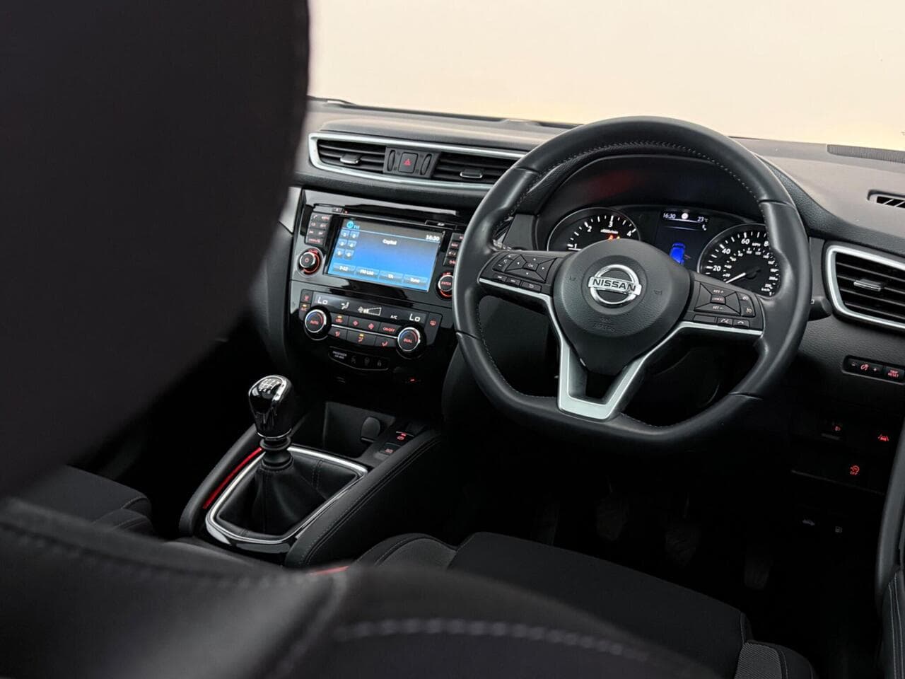 Nissan Qashqai thumbnail Interior Front
