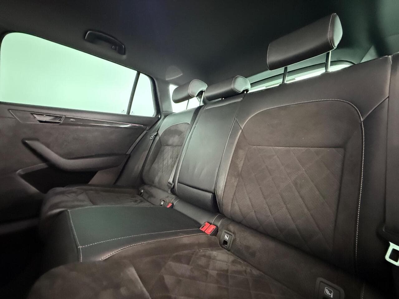 Skoda Superb thumbnail Seats Rear