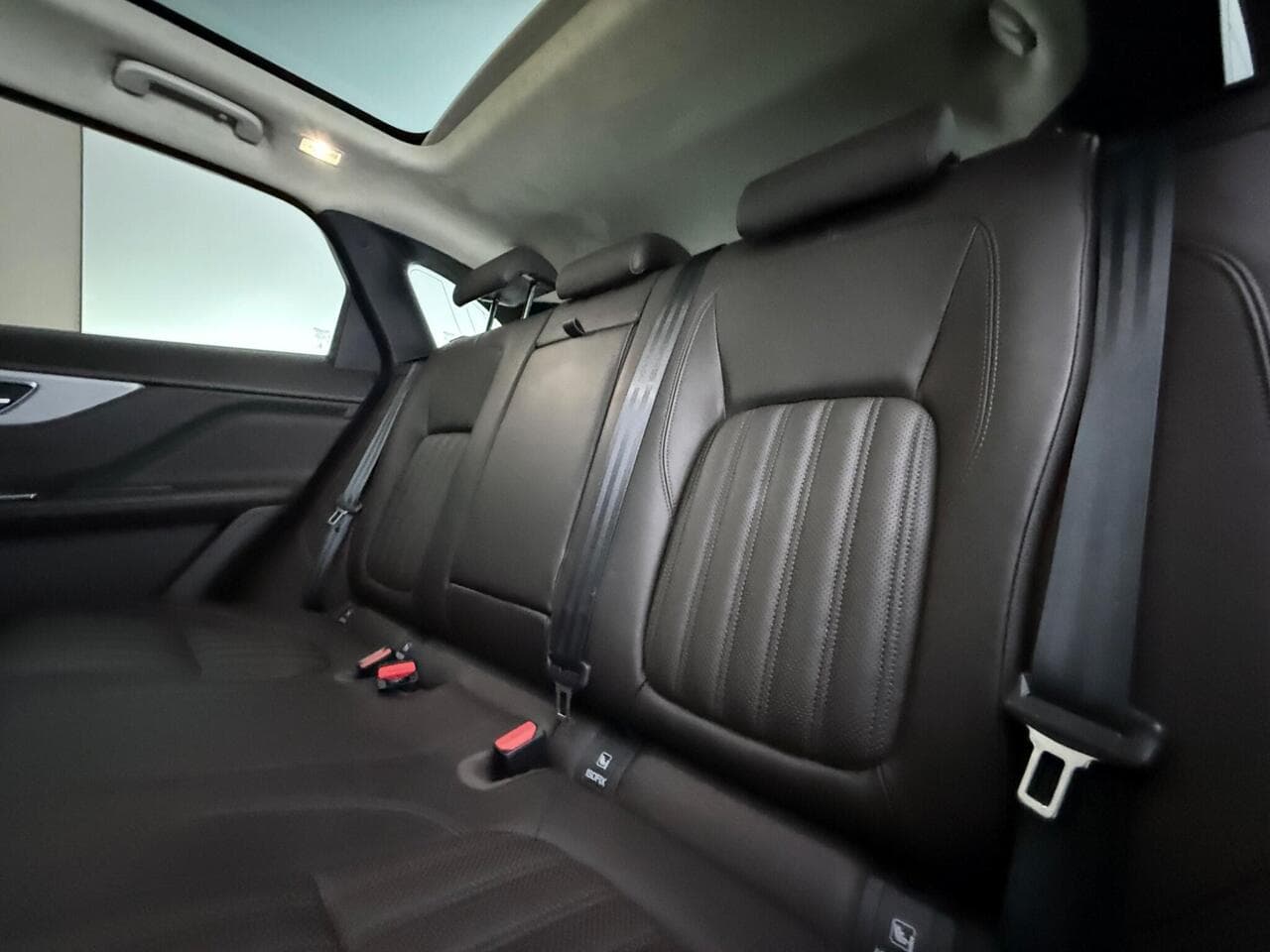 Jaguar F-PACE thumbnail Seats Rear