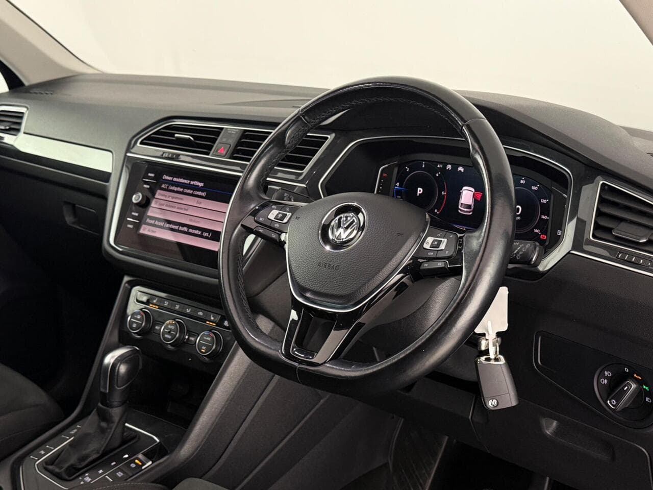 Volkswagen Tiguan thumbnail Interior Front