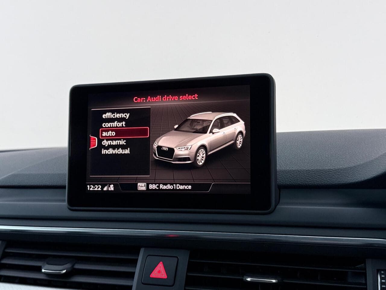 Audi A4 Avant thumbnail Infotainment System