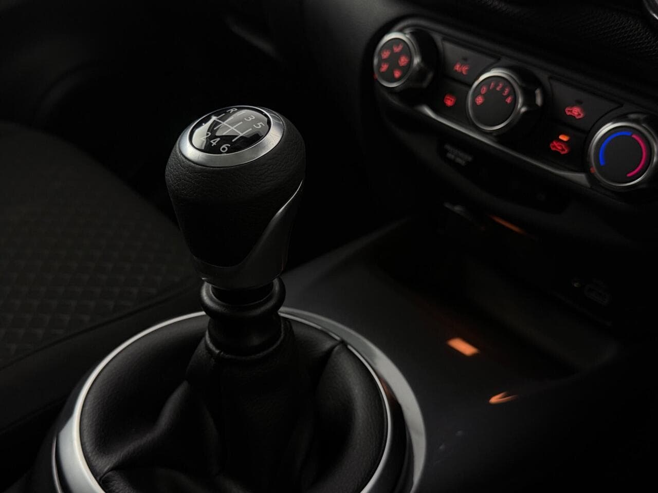 Nissan Juke thumbnail Interior Front