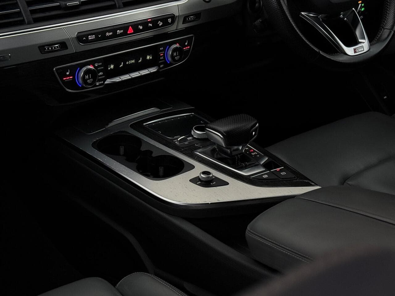 Audi Q7 thumbnail Interior Front