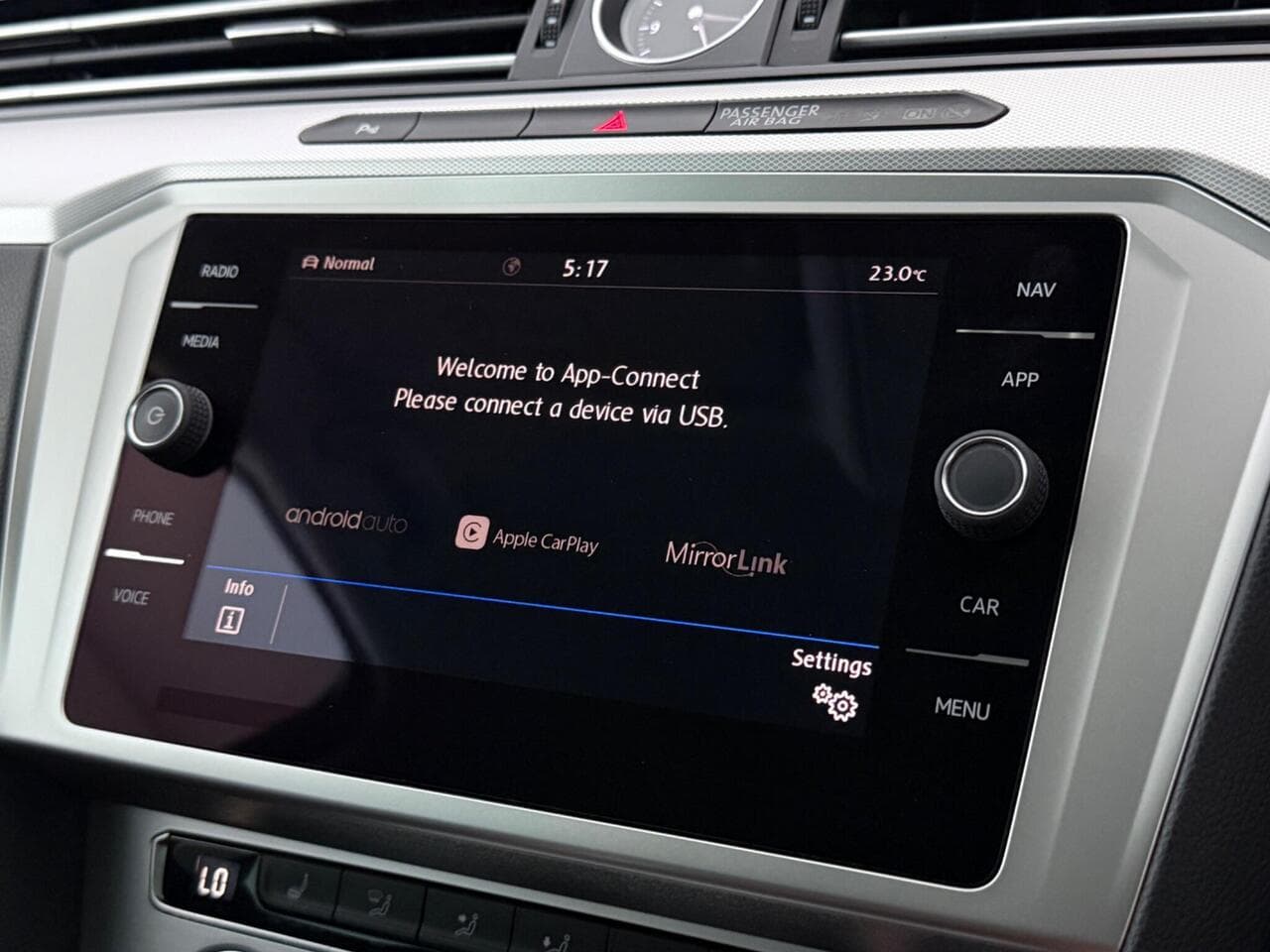 Volkswagen Passat thumbnail Infotainment System