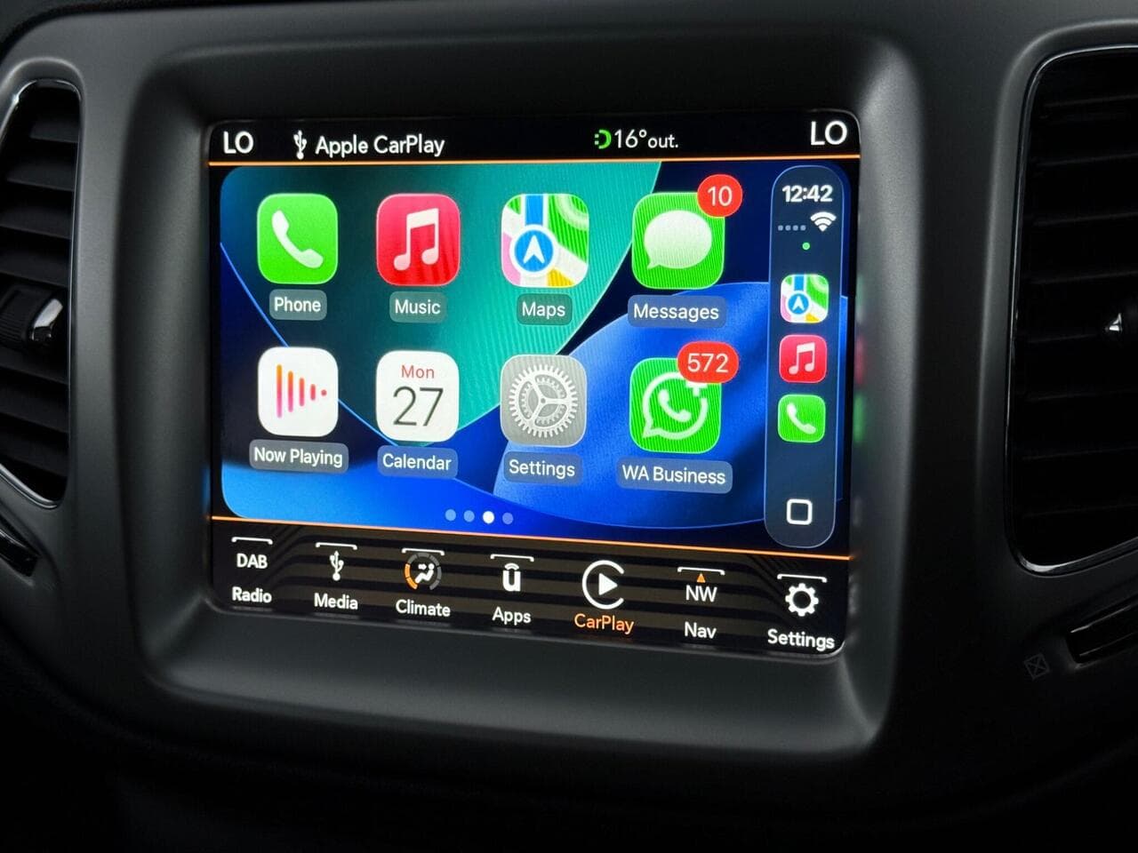 Jeep Compass thumbnail Infotainment System