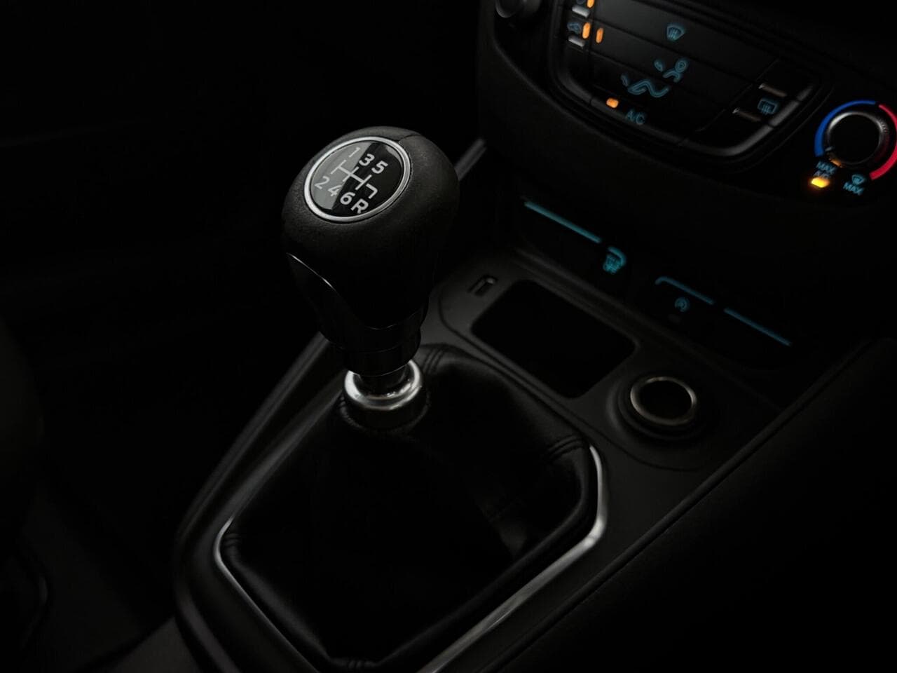 Ford Transit Courier thumbnail Interior Front