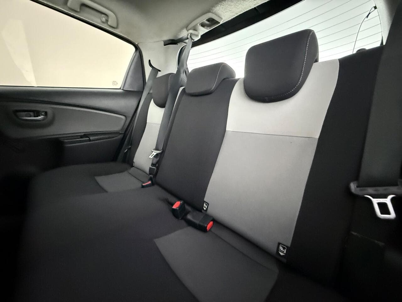 Toyota Yaris thumbnail Seats Rear