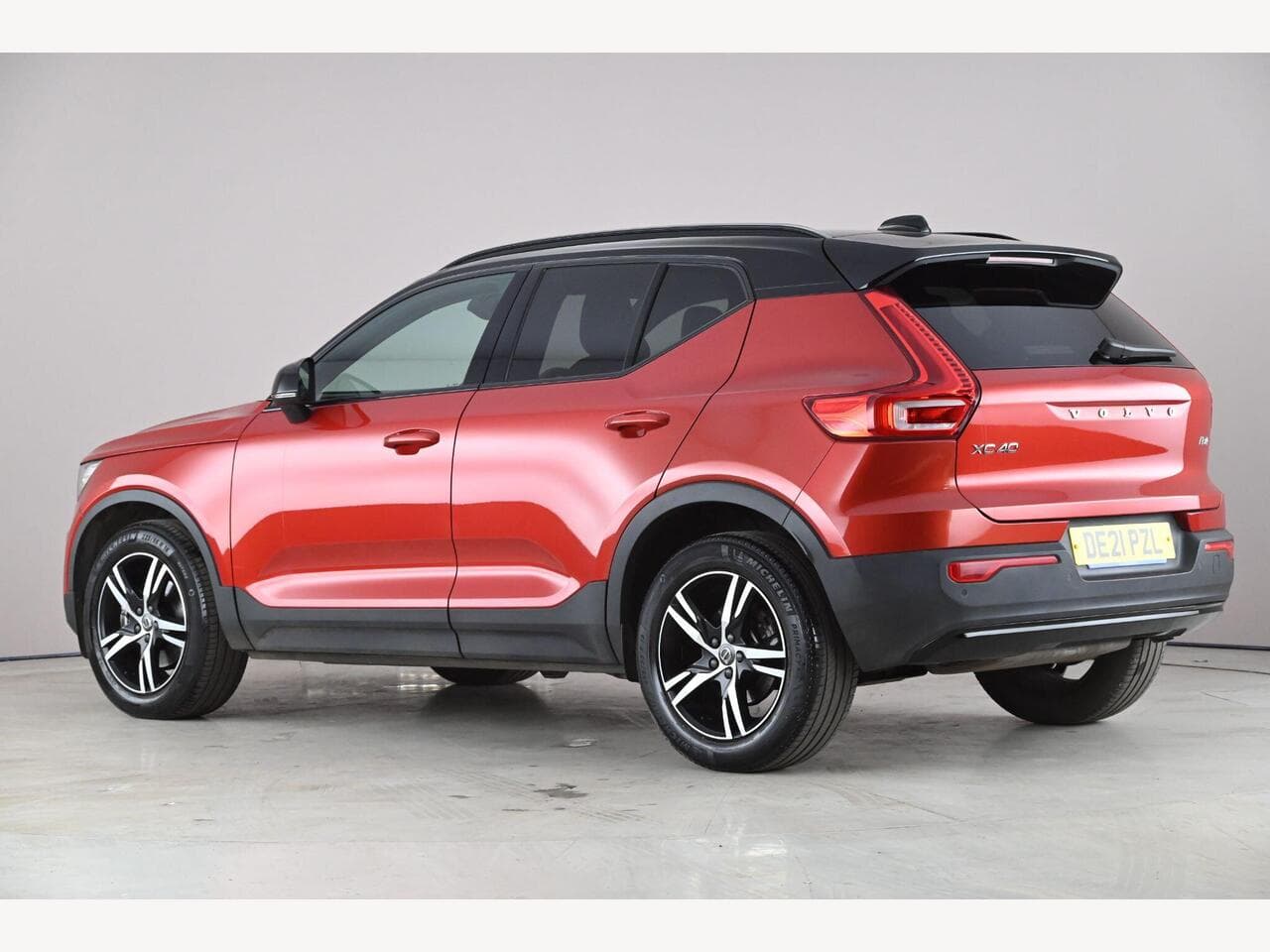 Volvo XC40 thumbnail Side Left