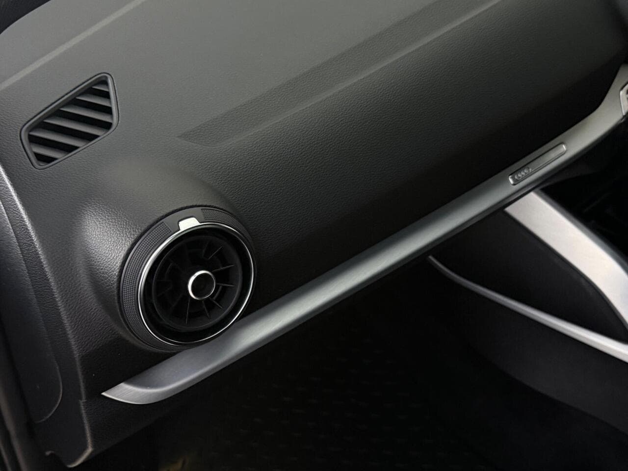 Audi Q2 thumbnail Misc Controls