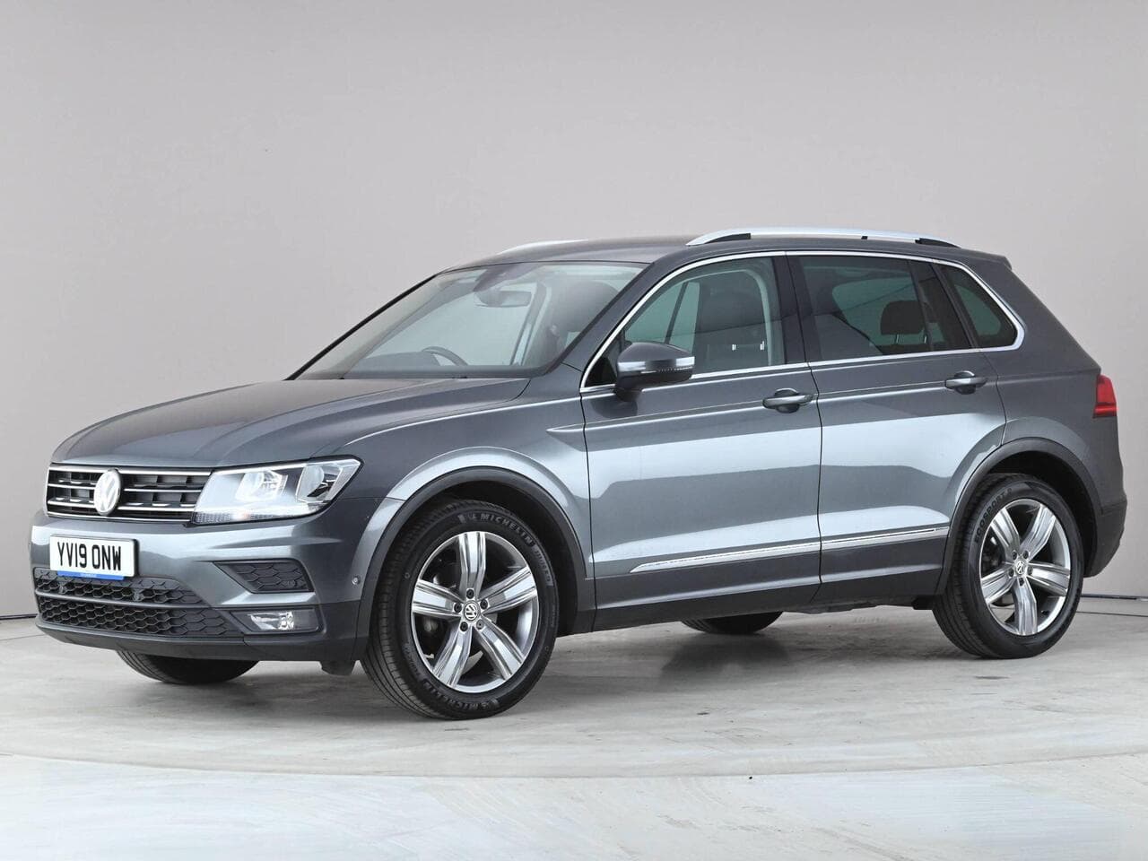 Volkswagen Tiguan thumbnail Front Left