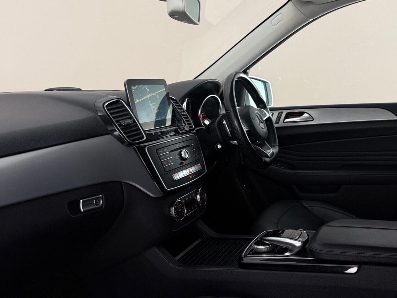 Mercedes-Benz GLE thumbnail Interior Front