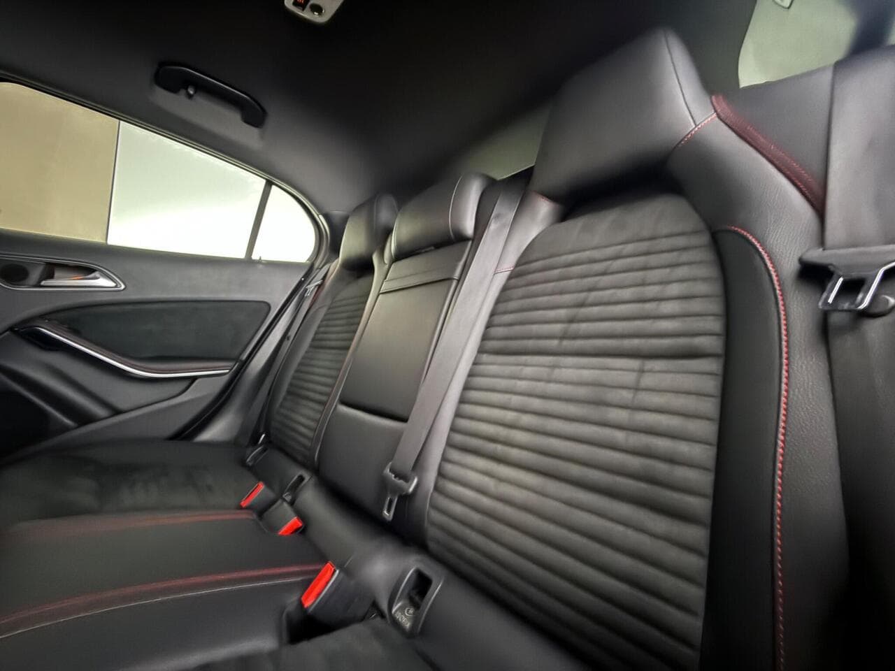 Mercedes-Benz GLA thumbnail Seats Rear