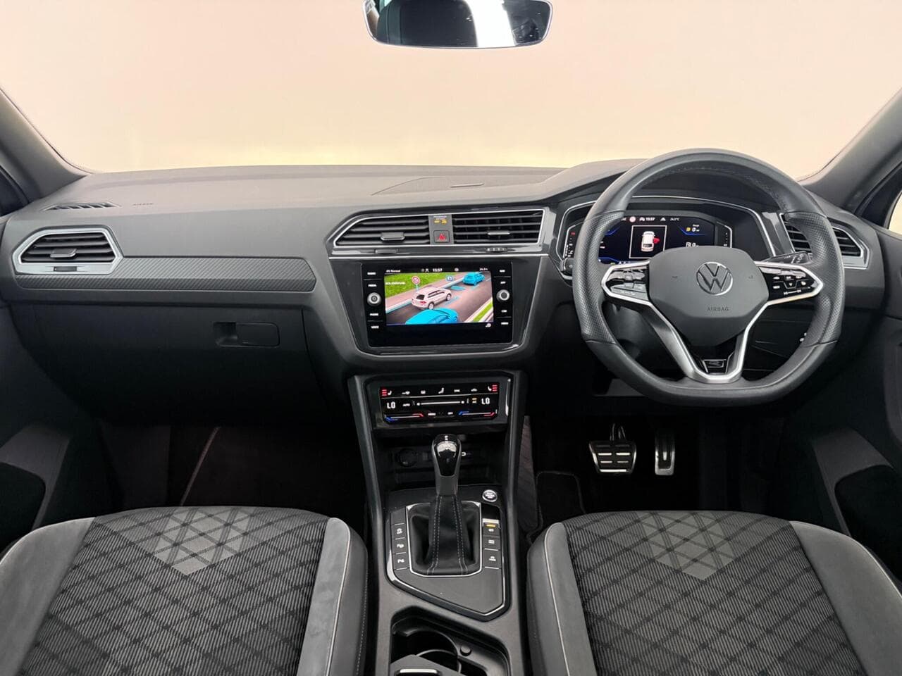 Volkswagen Tiguan thumbnail Interior Front