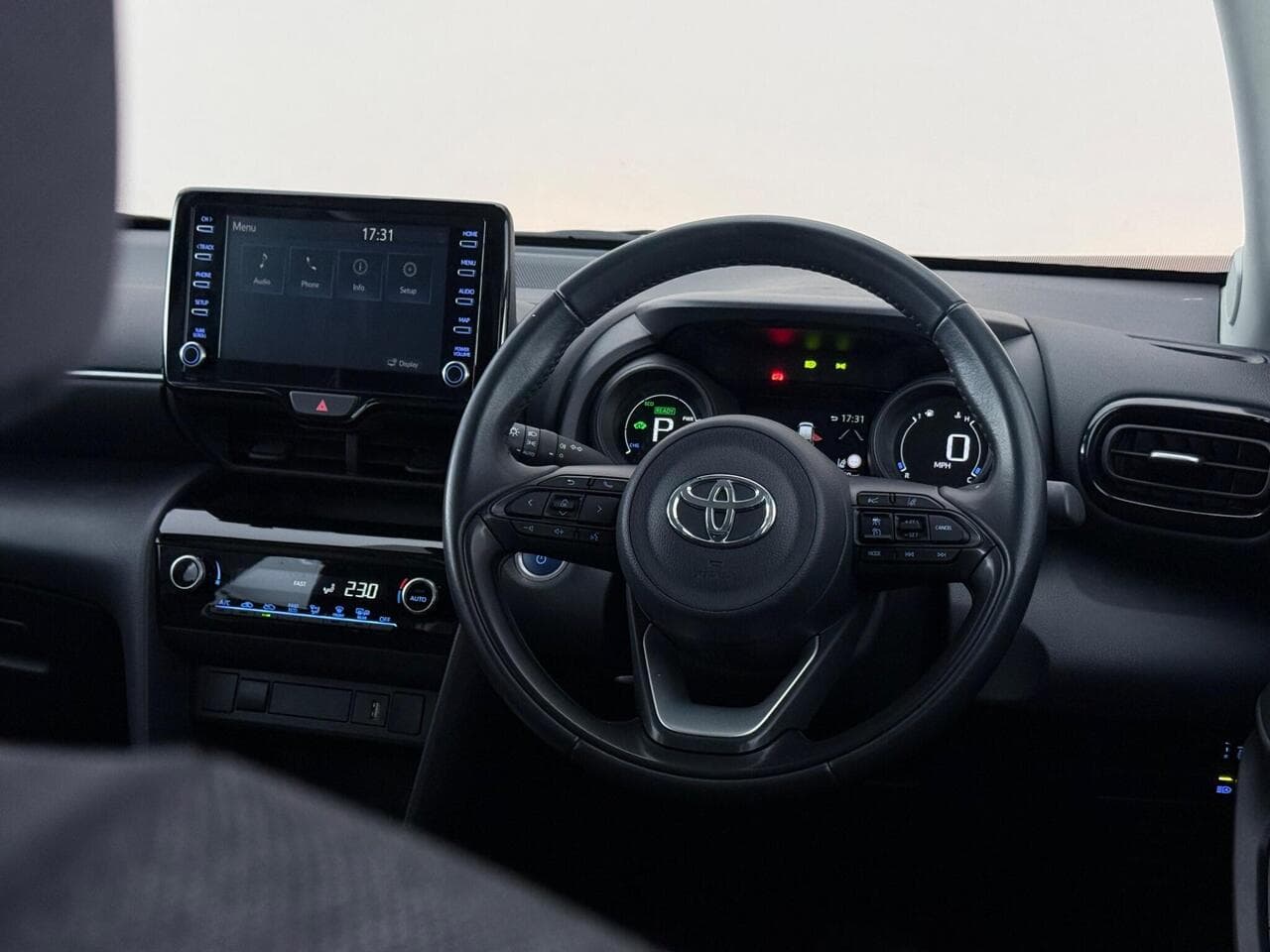 Toyota Yaris Cross thumbnail Interior Front