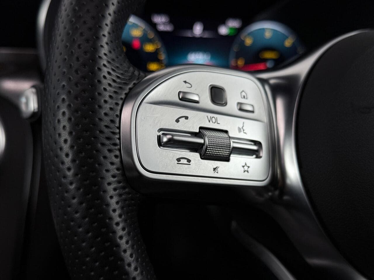Mercedes-Benz GLC thumbnail Misc Controls