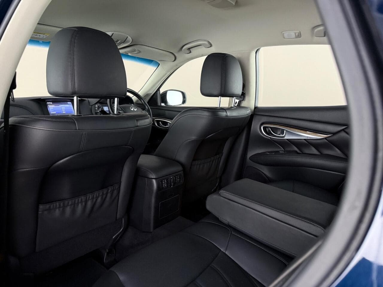 Infiniti Q70 thumbnail Seats Rear