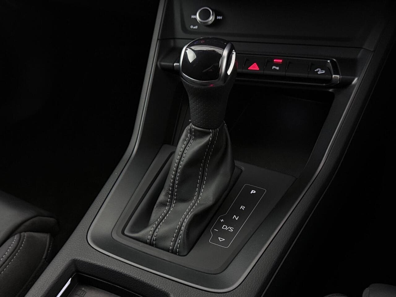 Audi Q3 thumbnail Interior Front