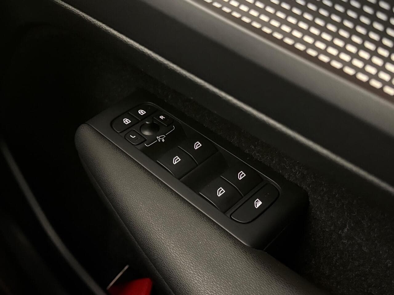 Volvo XC40 thumbnail Misc Controls