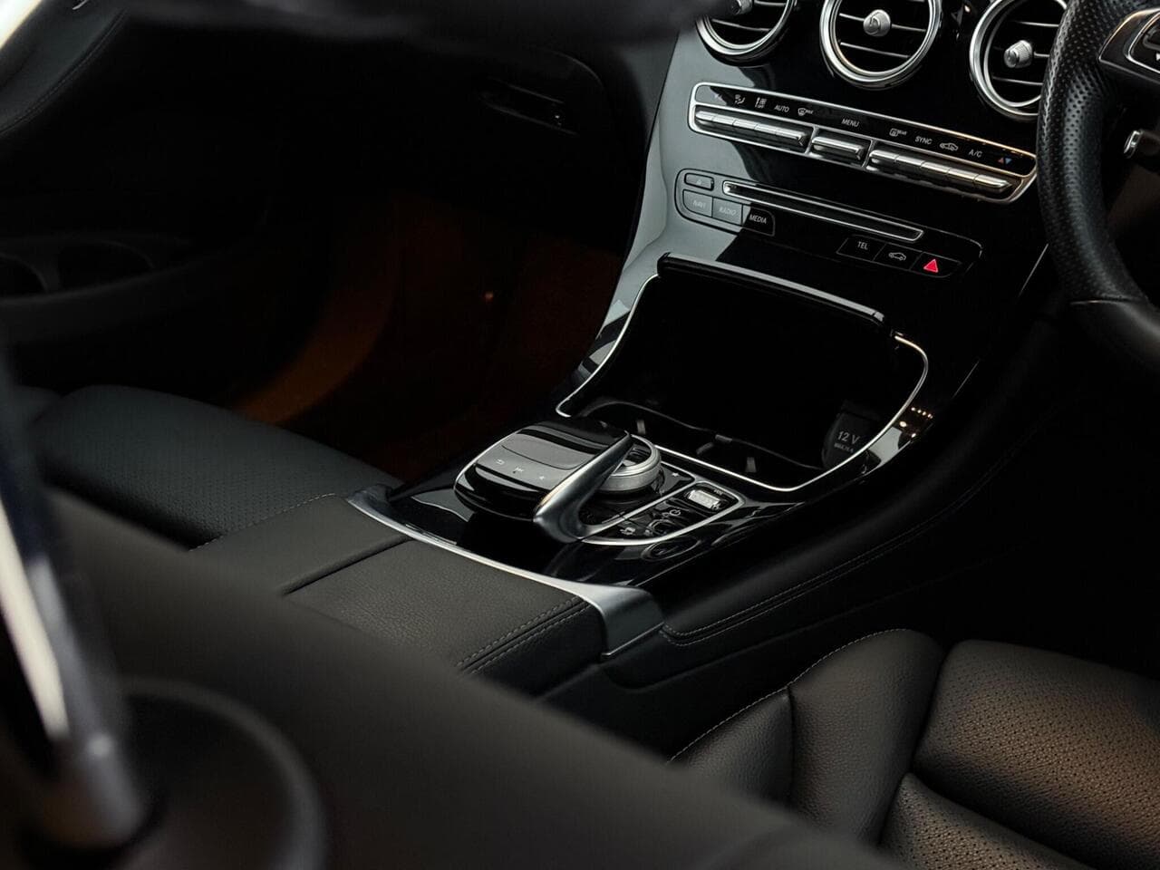 Mercedes-Benz GLC thumbnail Interior Front