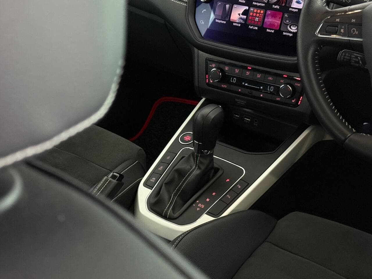 SEAT Arona thumbnail Interior Front