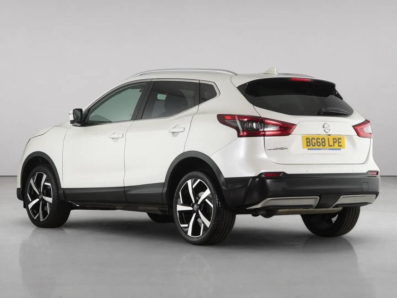 Nissan Qashqai thumbnail Rear Left