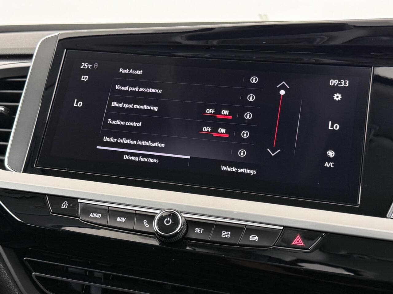 Vauxhall Grandland thumbnail Infotainment System
