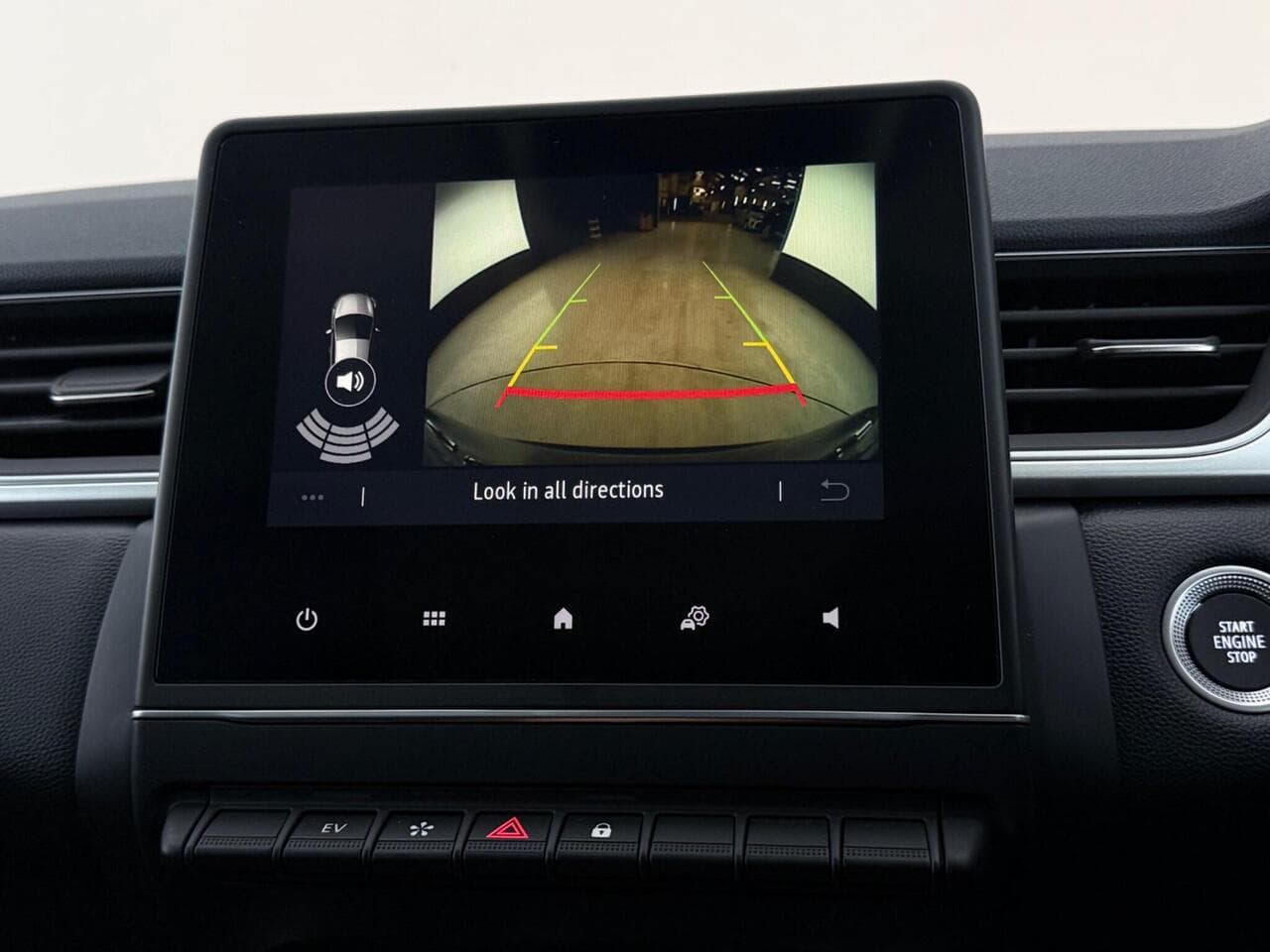 Renault Captur thumbnail Infotainment System