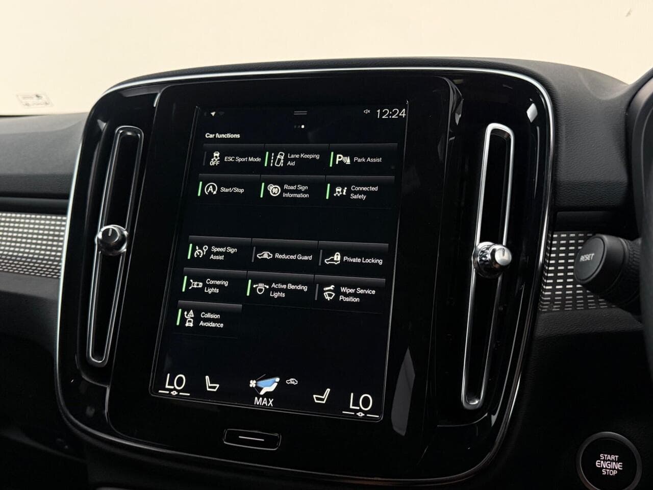Volvo XC40 thumbnail Infotainment System
