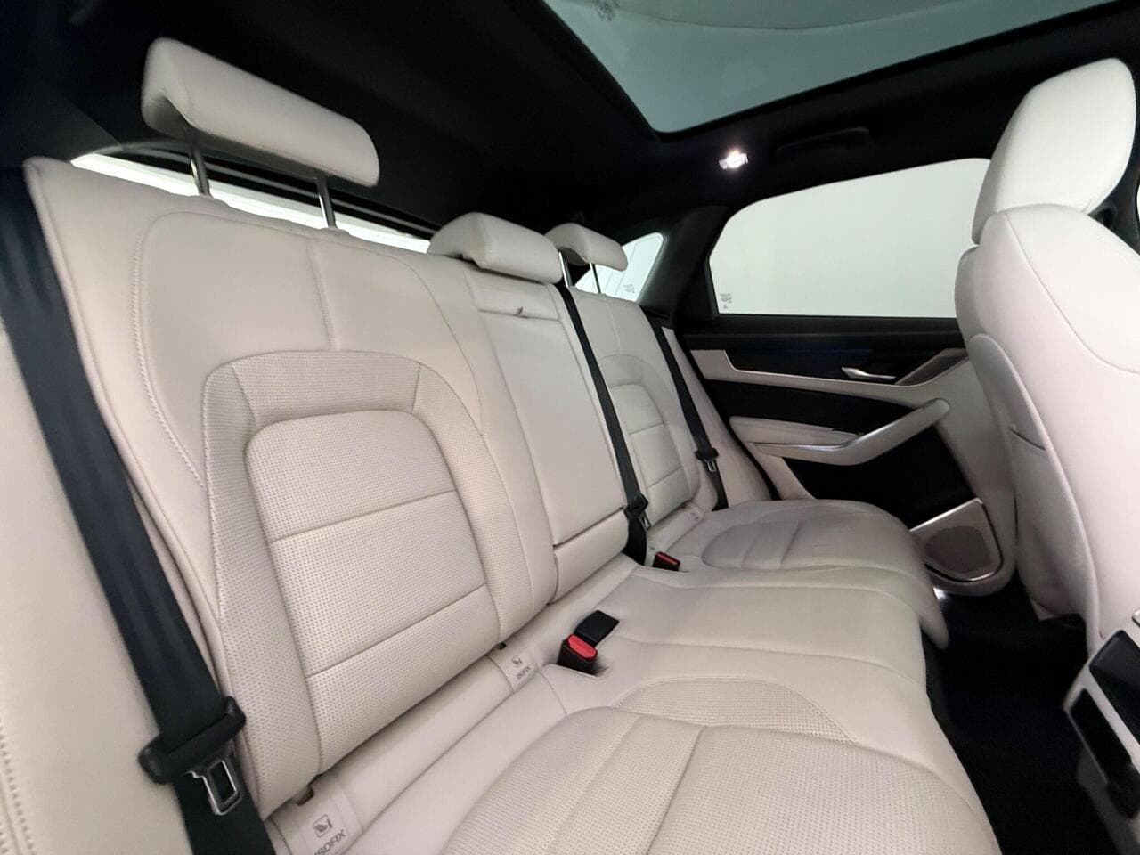 Jaguar F-PACE thumbnail Seats Rear