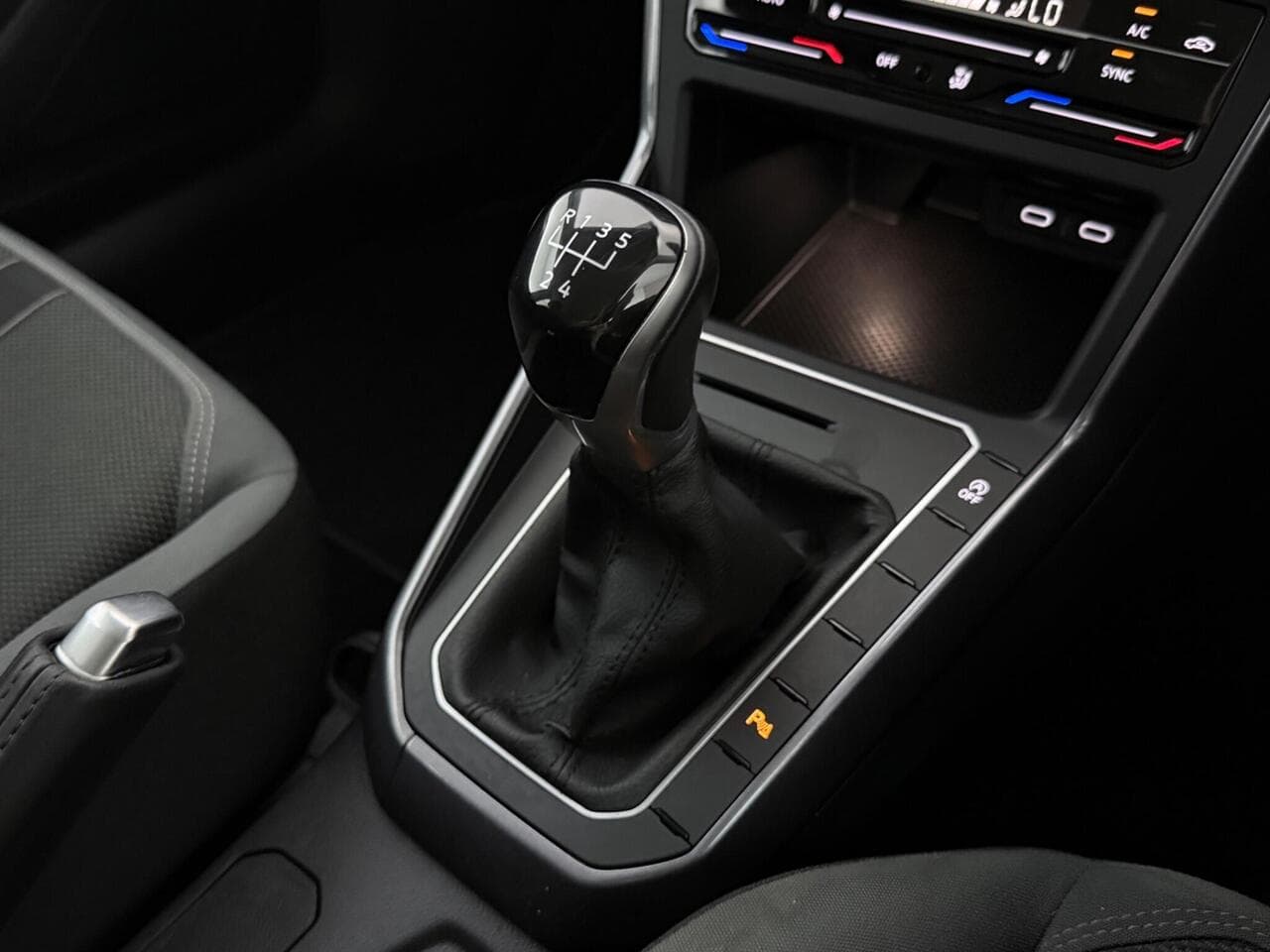 Volkswagen Polo thumbnail Interior Front