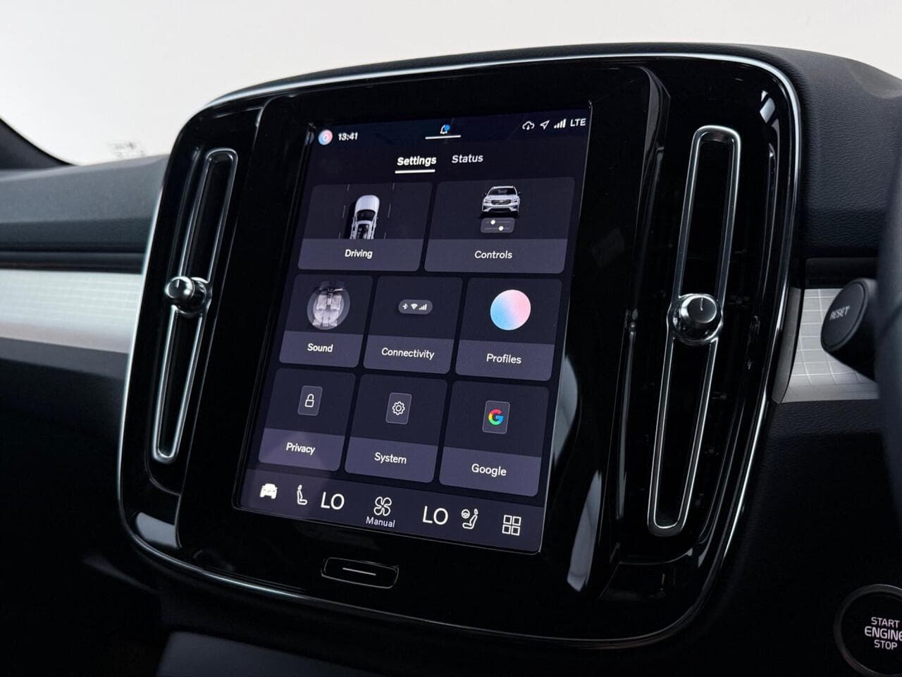 Volvo XC40 thumbnail Infotainment System