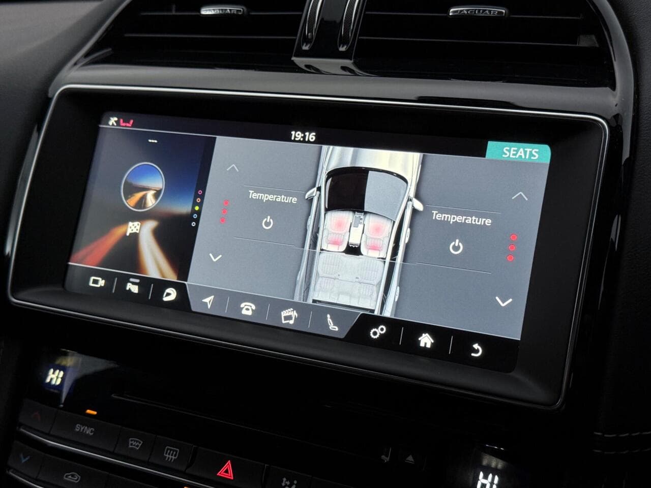 Jaguar F-PACE thumbnail Infotainment System