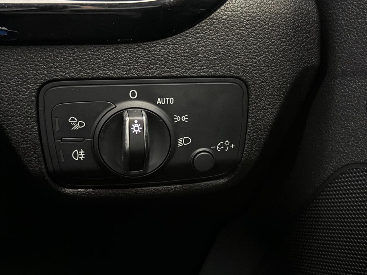 Audi Q2 thumbnail Misc Controls