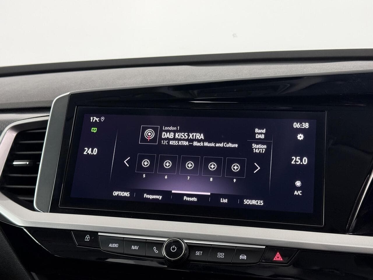 Vauxhall Grandland thumbnail Infotainment System