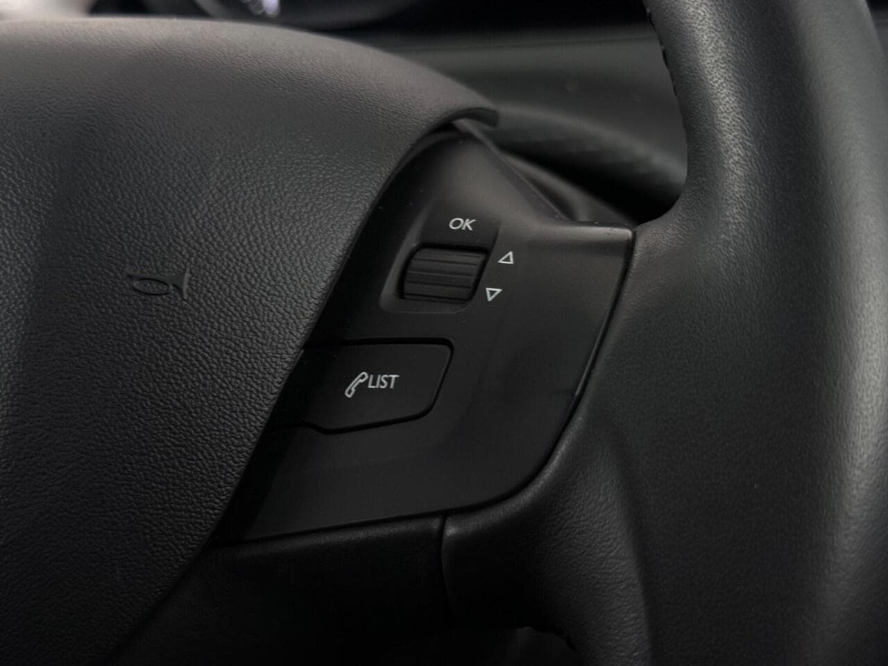 Peugeot 208 thumbnail Misc Controls