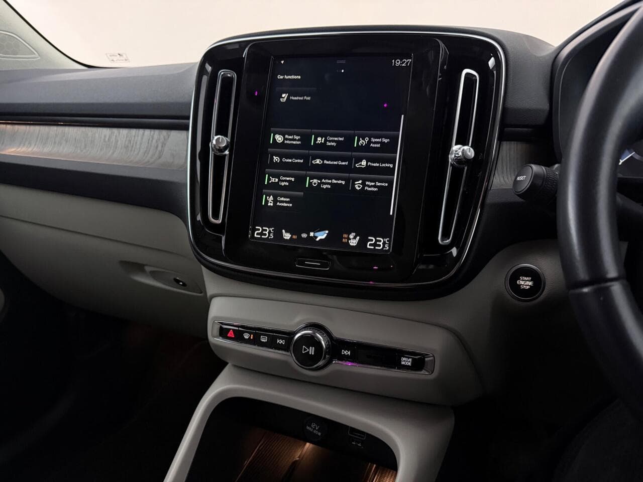 Volvo XC40 thumbnail Infotainment System
