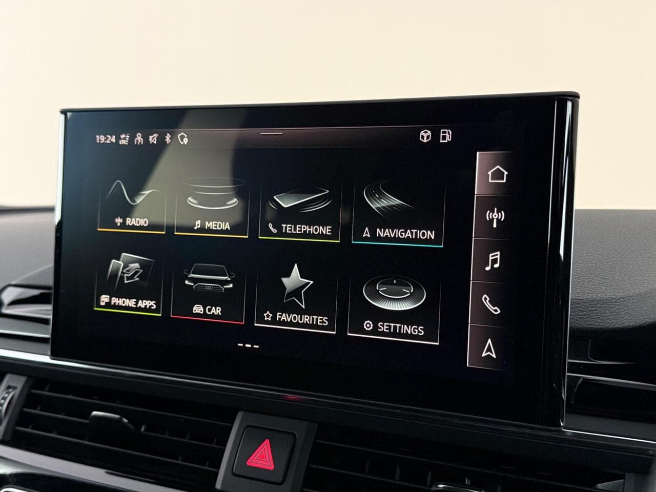 Audi A4 Avant thumbnail Infotainment System