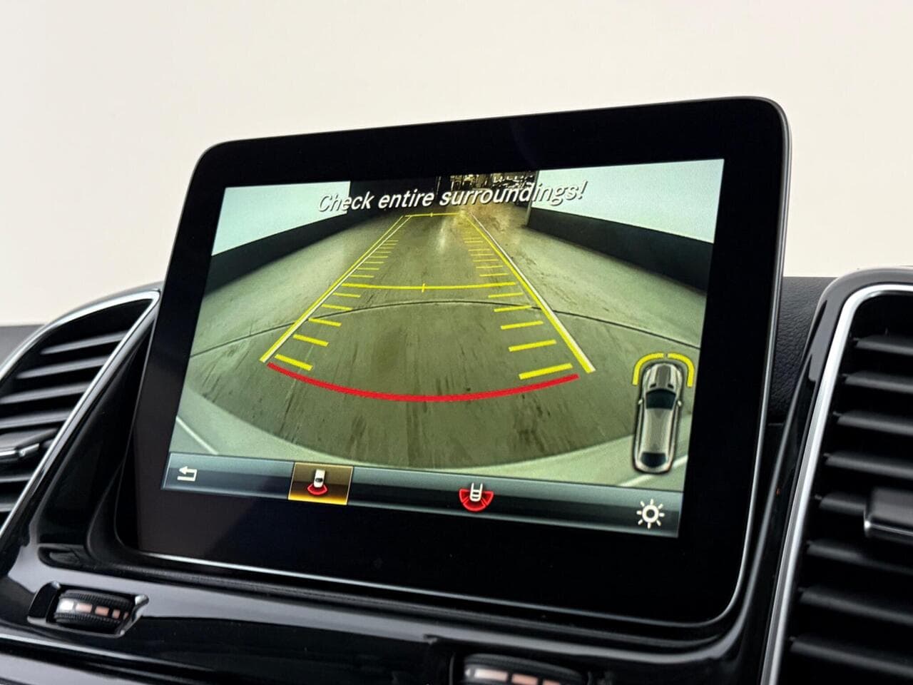 Mercedes-Benz GLE thumbnail Infotainment System