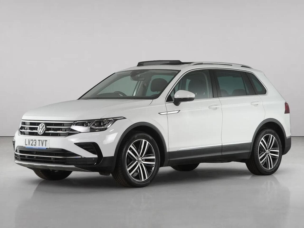 Volkswagen Tiguan thumbnail Front Left