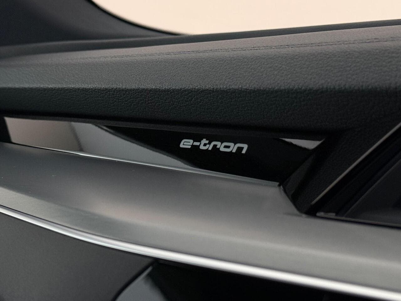Audi e-tron thumbnail Misc Controls