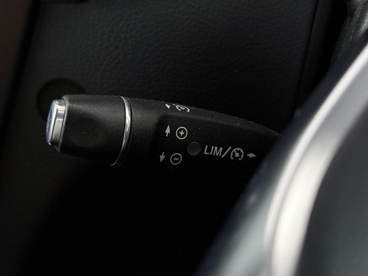 Mercedes-Benz C Class thumbnail Misc Controls