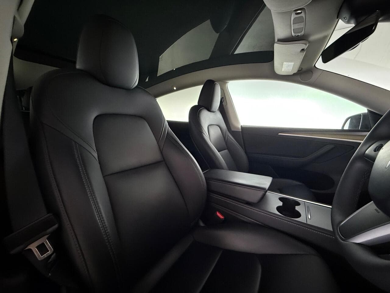 Tesla Model Y thumbnail Seat Driver
