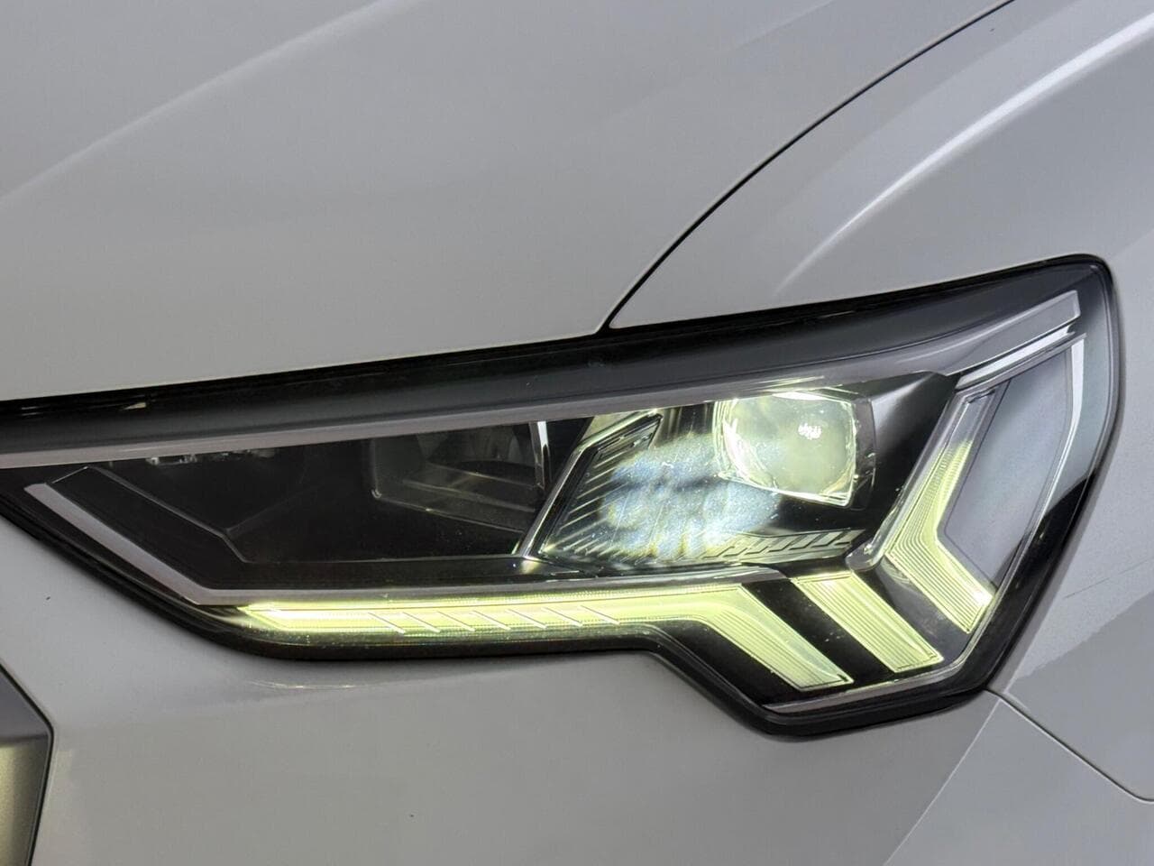 Audi Q3 thumbnail Lights Front