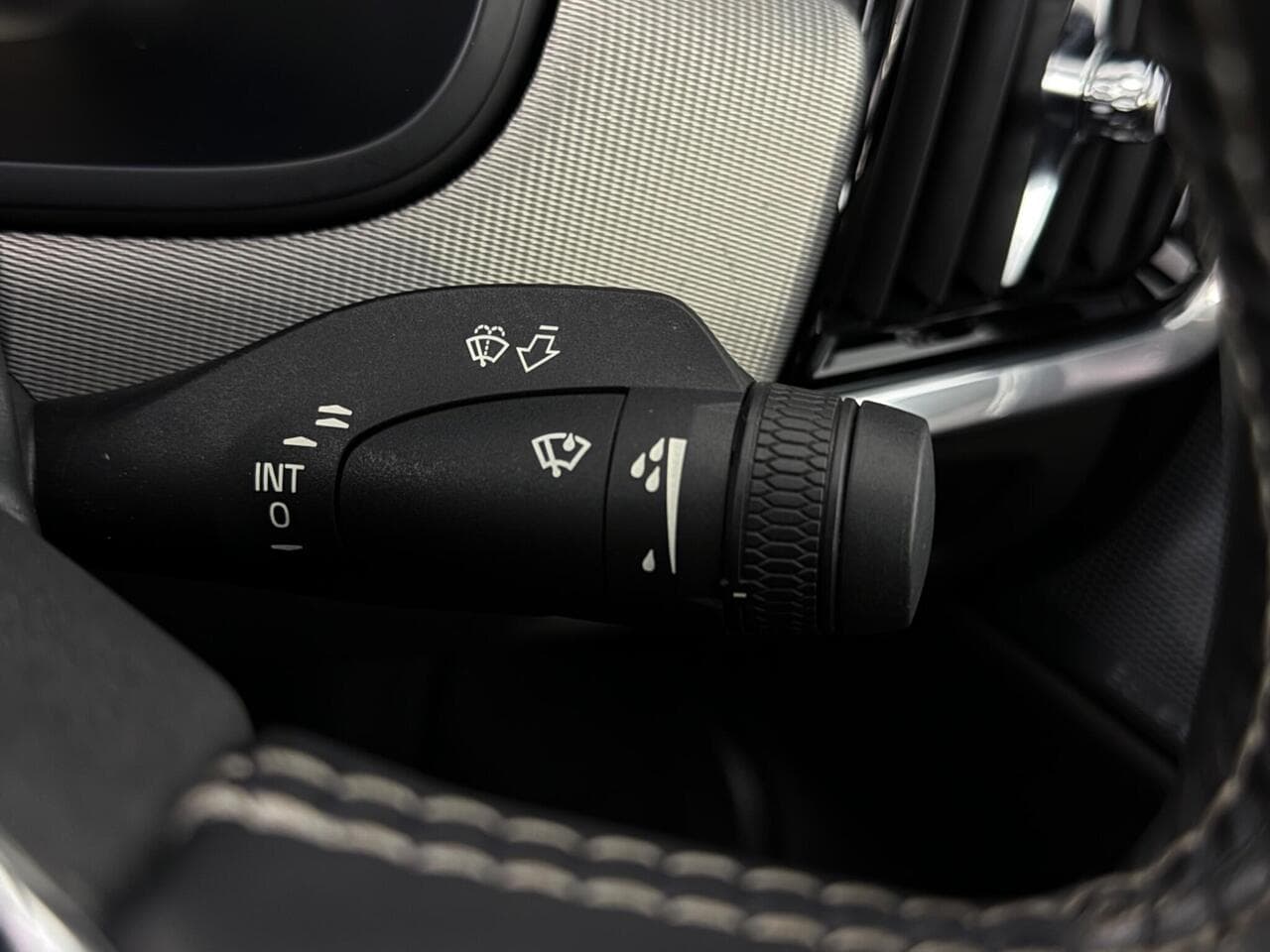 Volvo S90 thumbnail Misc Controls
